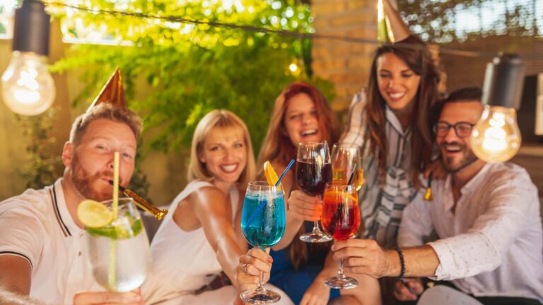 Vivez une expérience mémorable lors d’un happy hour ou d’un événement spécial.